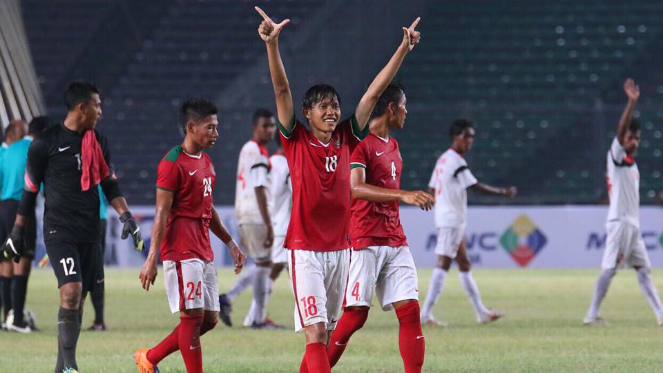 Selebrasi Adam Alis saat membela timnas Indonesia. - INDOSPORT